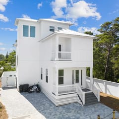 Private Pool/Golf Cart! Bikes. 5 minute walk to Beach!