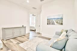 Private Pool/Free Bikes. 1st Floor Master. Walk to Beach!