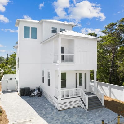Private Pool/Golf Cart! Bikes. 5 minute walk to Beach!