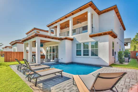 Pet Friendly! 0.7 miles from beach. Private Pool/EV charger - Image 1