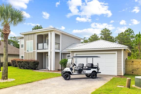 Pet Friendly! Golf Cart/Bikes! Ride to Beach/Resort Pool!