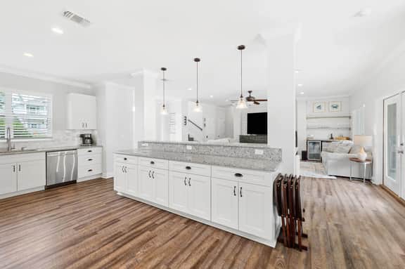 Pet Friendly! Golf Cart/Bikes! Ride to Beach/Resort Pool!