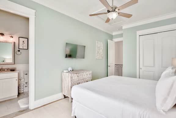 30A Family House! Free Bikes. Walk to Coffee/Dinner!