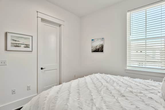 Private Pool/Free Bikes. 1st Floor Master. Walk to Beach!