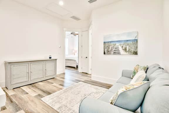 Private Pool/Free Bikes. 1st Floor Master. Walk to Beach!