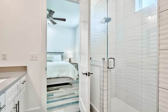 Private Pool/Free Bikes. 1st Floor Master. Walk to Beach!