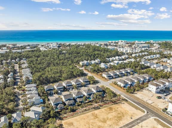 Quiet Street. 0.6 miles from beach. Private Pool/Grill/Bikes.