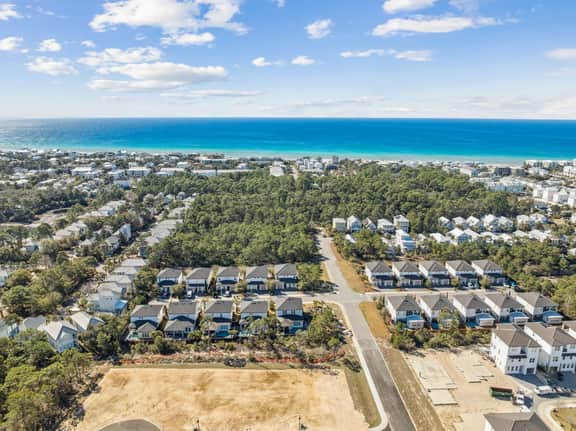 Quiet Street. 0.6 miles from beach. Private Pool/Grill/Bikes.