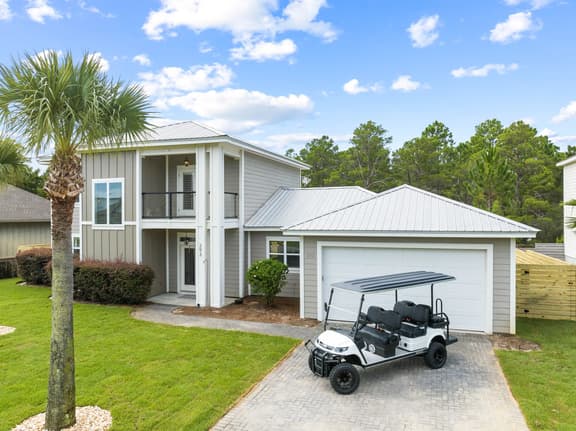 Pet Friendly! Golf Cart/Bikes! Ride to Beach/Resort Pool!