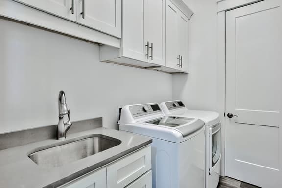 Private Pool/Free Bikes. 1st Floor Master. Walk to Beach!