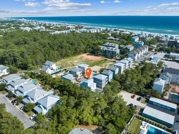 Private Pool/Golf Cart! Bikes. 5 minute walk to Beach!