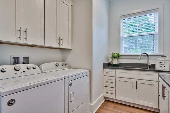 Pet Friendly! 0.7 miles from beach. Private Pool/EV charger