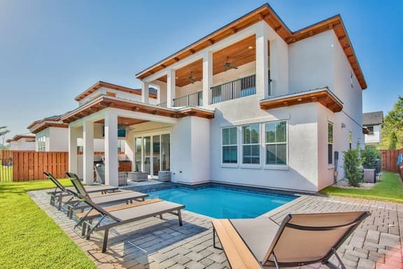 Pet Friendly! 0.7 miles from beach. Private Pool/EV charger