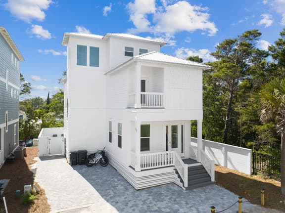 Private Pool/Golf Cart! Bikes. 5 minute walk to Beach!